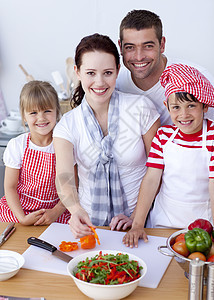 厨房的切家用彩色胡椒烹饪父亲兄弟儿子孩子沙拉乐趣男人女儿食物图片
