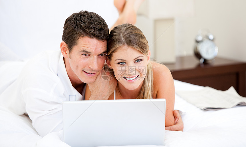 网上正面的情侣冲浪机动性异性机器屏幕男性情感互联网桌面快乐妻子图片