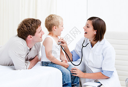 Radiant女医生与父亲一起检查一个小男孩保健病人医师微笑医院快乐团队药品女士女性图片