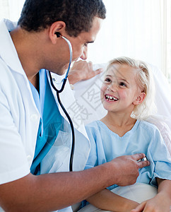 男医生检查一个微笑的小病人的脉搏帮助职场药品诊断脉冲男性女性童年女孩孩子图片