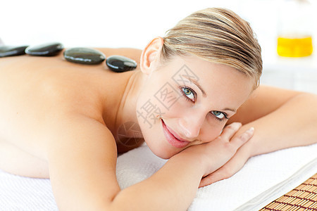 做按摩的漂亮女人美容毛巾治疗水疗身体温泉诊所生活方式卫生压力图片