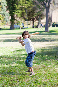 可爱的打棒球的小男孩图片