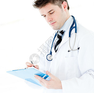 一位英俊的男医生在白色背景下拿着听诊器的肖像图片