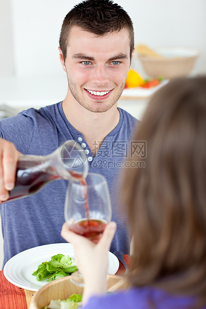 微笑的男人和女人一起吃饭图片
