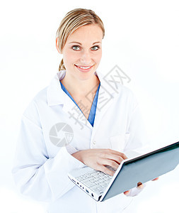 手持笔记本电脑看镜头的迷人女医生女孩钥匙女性实验室技术办公室服务成人外套金发女郎图片