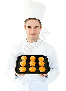 微笑的厨师拿着松饼在镜头中图片