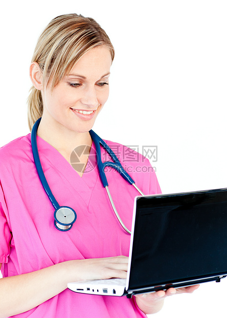 忙着用膝上型电脑站立的女性外科医生图片