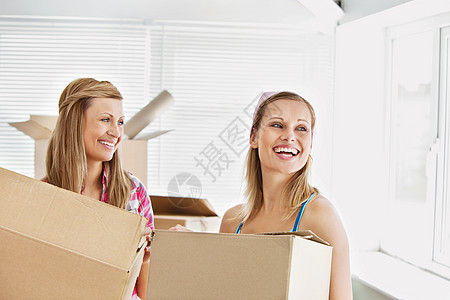 流动后带着箱子的笑笑着的女性朋友图片