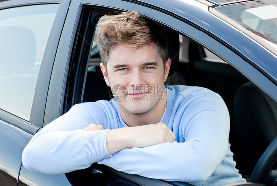 坐在车里的阳性青年男子图片