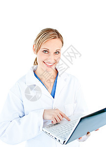 手持笔记本电脑看镜头的迷人女医生外套女孩键盘钥匙技术商业服务金发女郎医院快乐图片