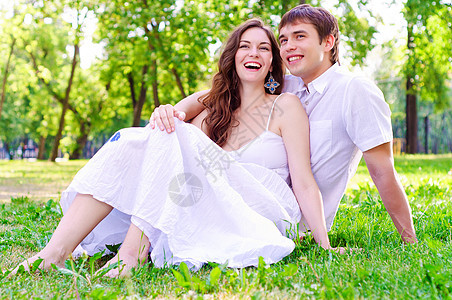 公园里的夫妻情侣环境感情男朋友女士家庭女性背心手臂男人微笑图片