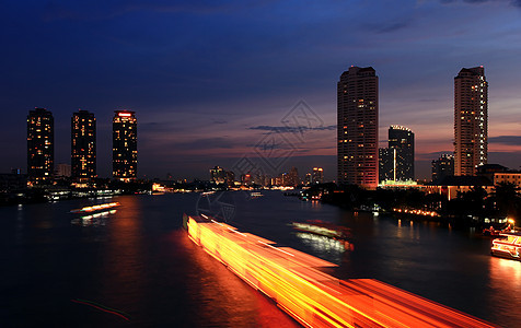 城市和河在夜间建筑景观日落天空摩天大楼运输反射交通办公室酒店图片
