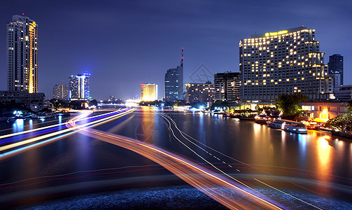 城市和河在夜间景观建筑中心摩天大楼地标首都天际商业照明交通图片
