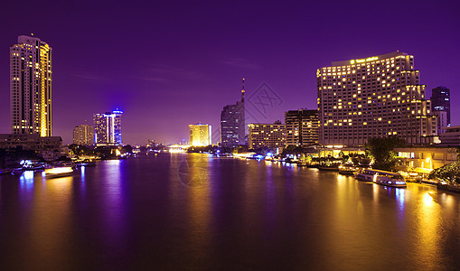 城市和河在夜间首都建筑日落天空反射酒店地标景观照明摩天大楼图片
