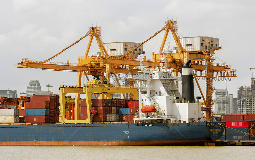 航运和物流运输及后勤贸易船运龙门架货物加载起重机出口货运油船进口图片