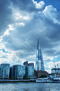 伦敦市政厅泰晤士河沿泰晤士河的天际线对蓝天空 E图片