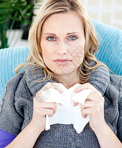 在沙发上用纸巾的 患病妇女卫生流感疾病手帕保健长椅客厅女士喷嚏症状图片