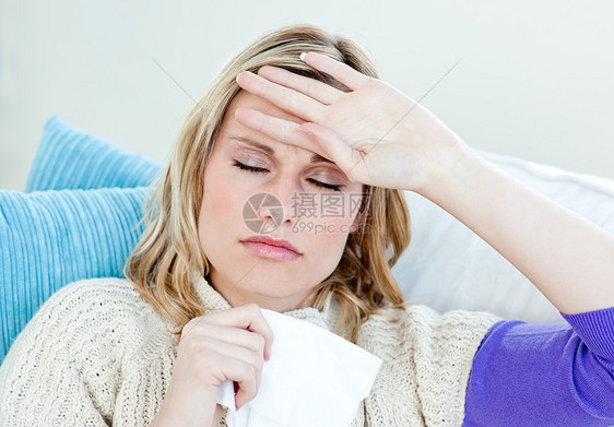 在客厅沙发上躺着头痛的生病妇女女性医疗手帕症状保健流感疼痛纸巾卫生长椅图片