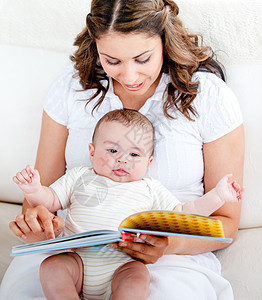 爱母亲为她坐在TH的可爱宝宝 读一个故事图片
