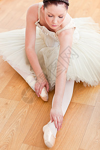 在地板上伸展的Radiant芭蕾舞女图片