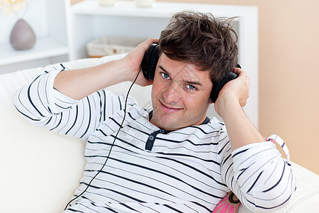 滑稽男人坐在自己的生活里 用耳机监听音乐图片