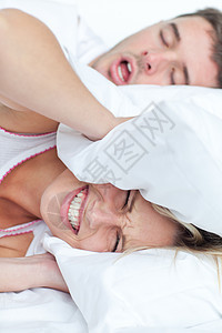 床上的年轻夫妇苏醒就寝时间妻子已婚伙伴打扰挫折夫妻床单图片