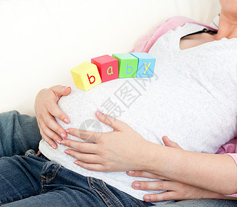孕妇腹部和腹部有婴儿立方体的图片