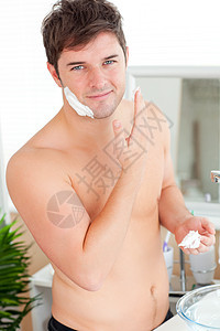 迷人的caucasian男人准备在浴室刮胡子图片