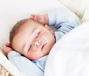 在家中摇篮中睡着的平静婴儿肖像图片