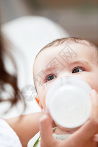 在家由母亲喂奶的婴儿小男孩缝合图片