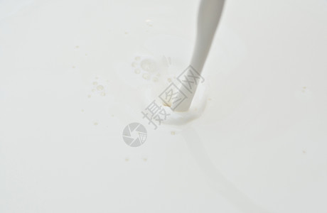 白色背景的奶粉喷发背景图片