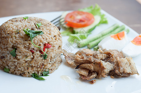 辣炒米饭 炸鱼和咸蛋油炸香料午餐餐厅辣椒盐渍食物蔬菜美食图片