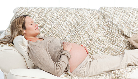 睡着的孕妇躺在沙发上图片