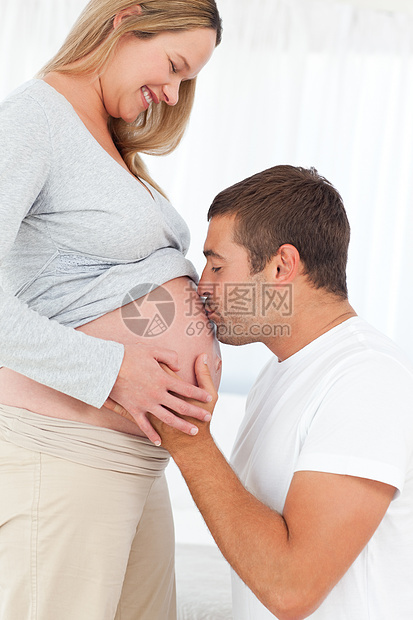 可爱的未来的爸爸亲吻妻子的肚子图片
