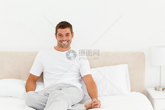 快乐男人在家床上放松的开心男人图片