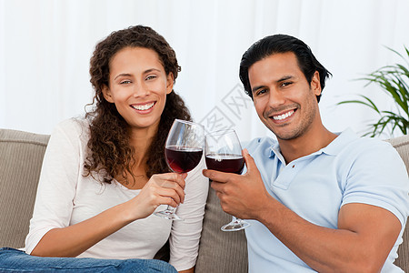 沙发上几杯红酒连着一副玻璃的肖像妻子女性庆典黑发男人微笑房间客厅男性夫妻图片