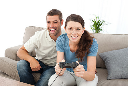 一个女人和男友玩电子游戏的肖像 她的男朋友图片