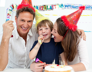 一家人庆祝小男孩生日的肖像图片