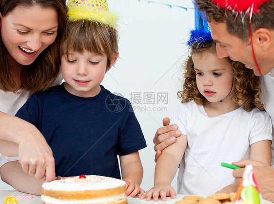 妈妈和儿子 一起切生日蛋糕的图片