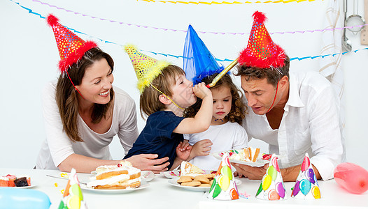 家里人吃生日蛋糕时有幸福的一家人图片