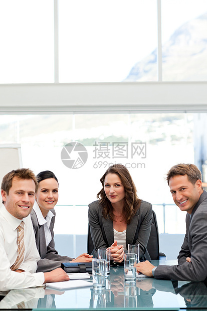 自信的女商务人士和她的团队在一张桌子上图片