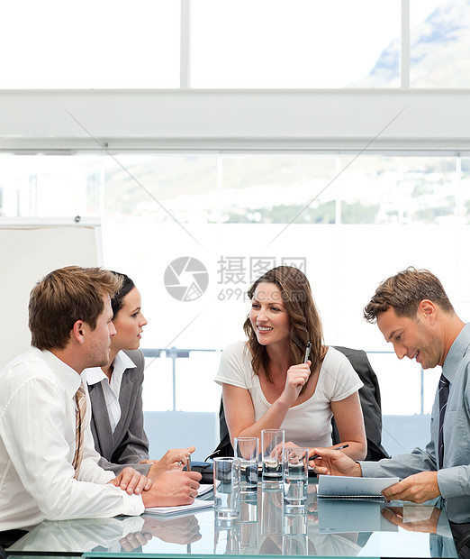 与她的团队交谈的好女商务人士图片