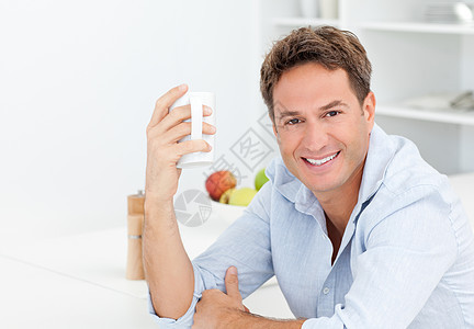 快乐的男子享受他的咖啡 在休息期间图片