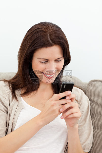 开心的女士用手机发信息给快乐的女人图片
