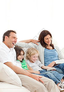 一起看电影的幸福家庭图片