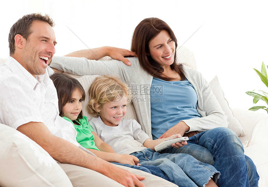 幸福的家庭一起看电视的快乐家庭微笑兄弟姐妹程序乐趣手表儿子电影孩子妻子母亲图片