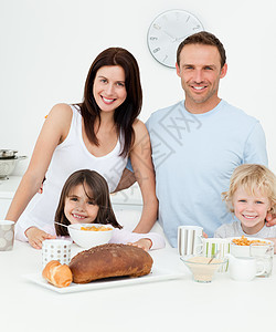 一家人一起在厨房吃早饭的肖像图片