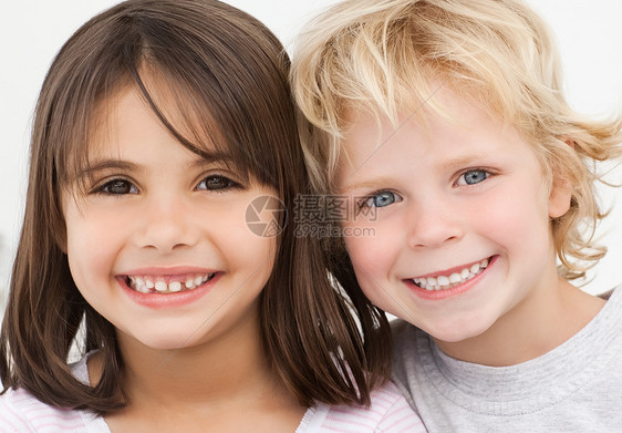 厨房里两个快乐孩子的肖像图片