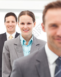 快乐的女商务人士与她的两个搭档排队站在一起图片
