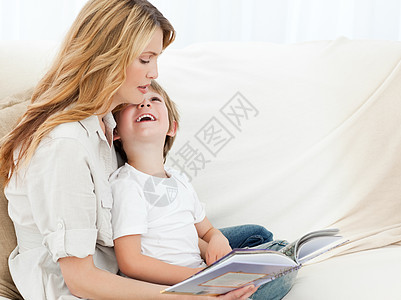 母亲与儿子一起读书后代孩子快乐女性学习家庭作业阅读幸福父母亲热图片